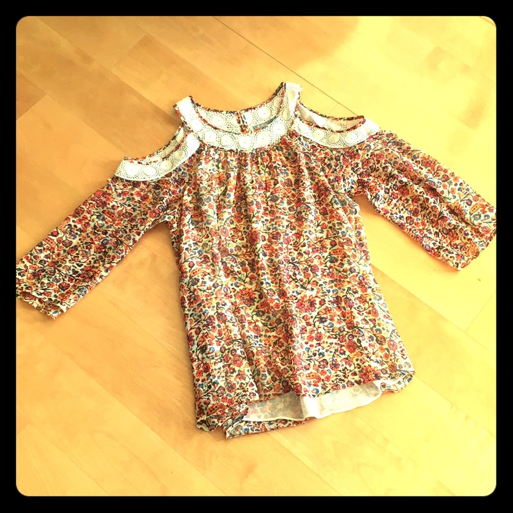 Cut-out shoulder multicolor top